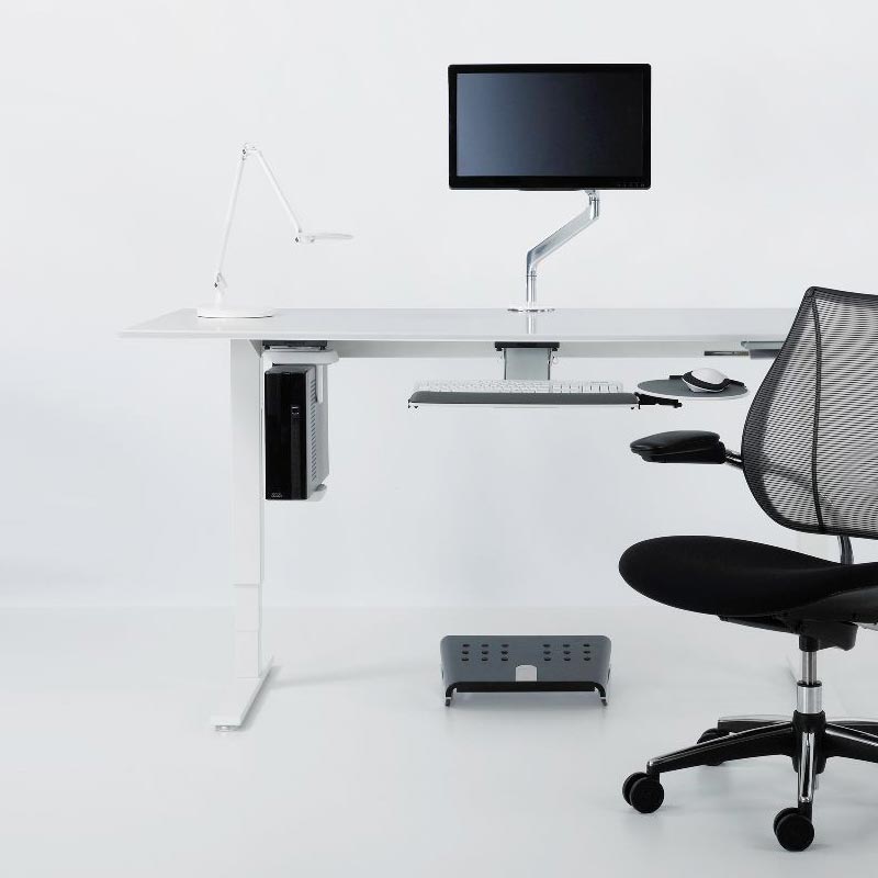 Support Humanscale CPU600 sous un bureau, en situation
