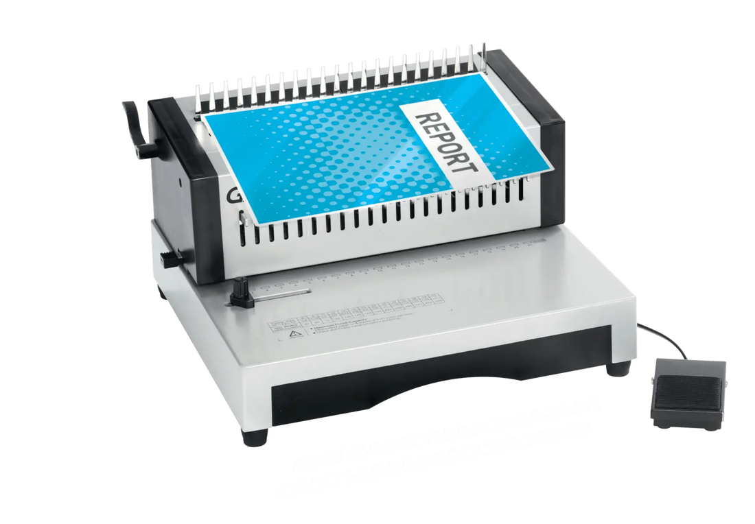 GBC CB25E Pro, document en place sur les doigts d'ouverture du peigne plastique