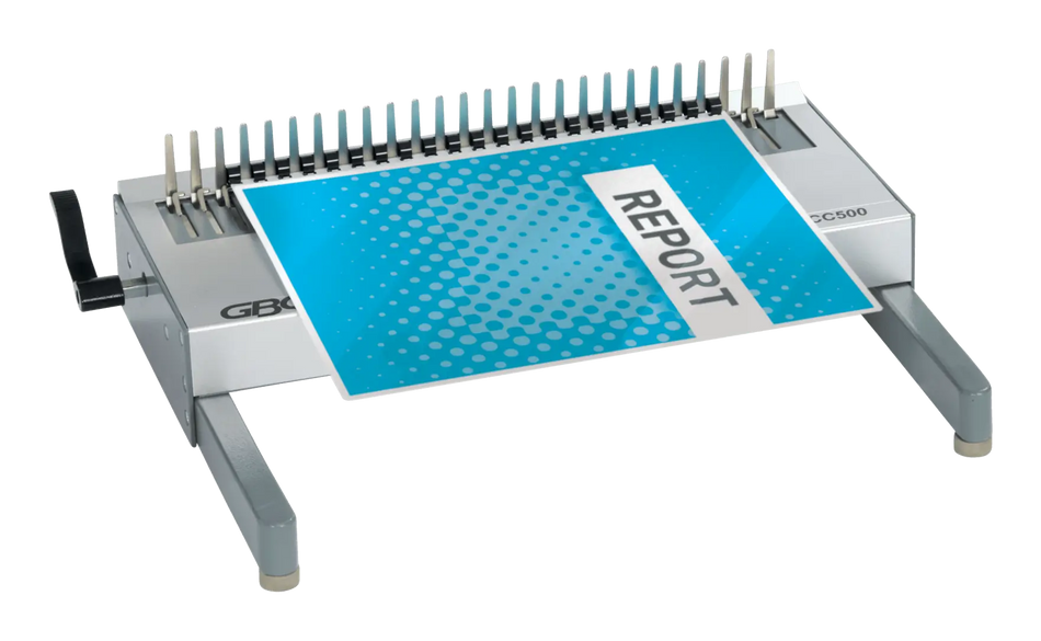 Relieuse manuelle GBC CC500, document A4 en place sur les doigts d'ouverture du peigne