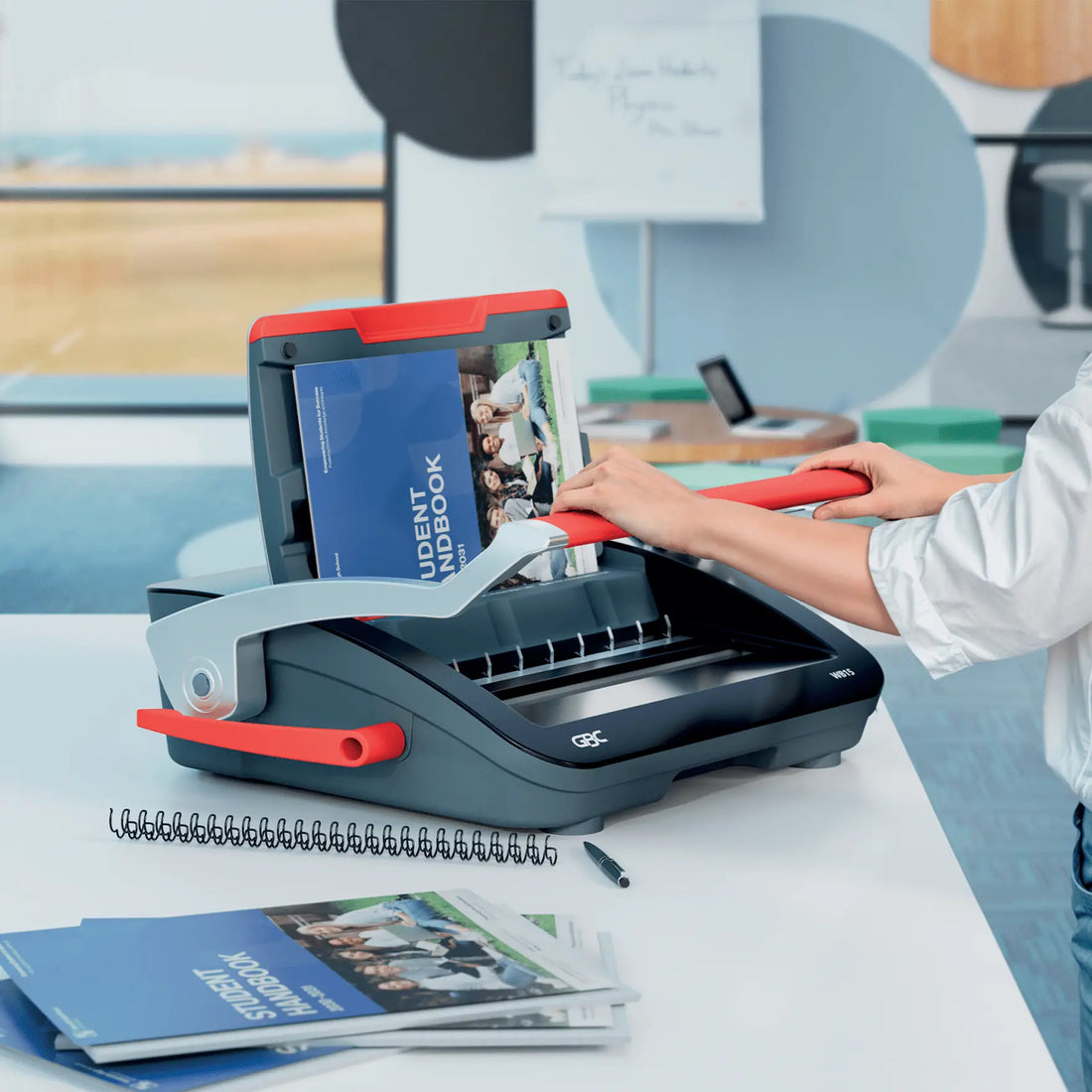 Perforelieuse GBC WB15 en usage sur un bureau