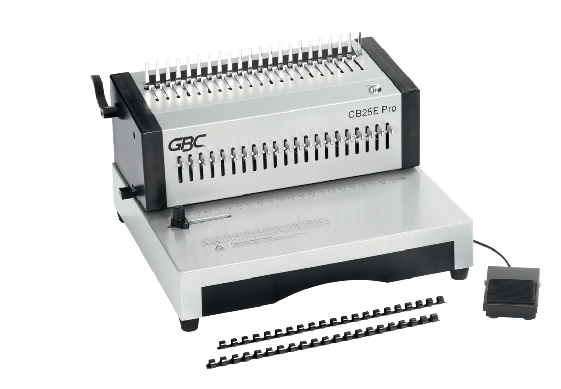 Perforelieuse GBC CB25E Pro vue de trois quarts, avec pédale et peignes plastique