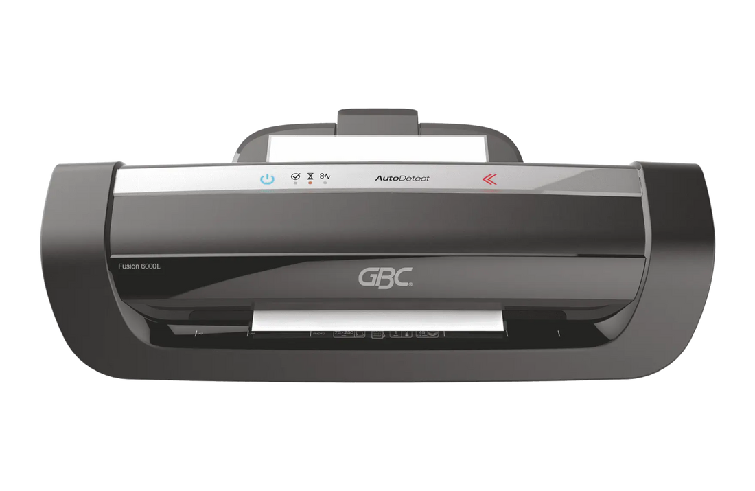 Plastifieuse GBC Fusion Plus 6000L, une feuille engagée dans la fente d'entrée