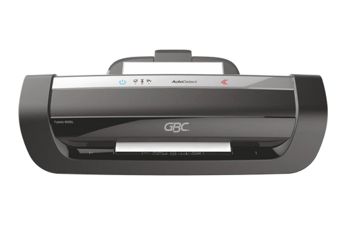 Plastifieuse GBC Fusion Plus 6000L, une feuille engagée dans la fente d'entrée