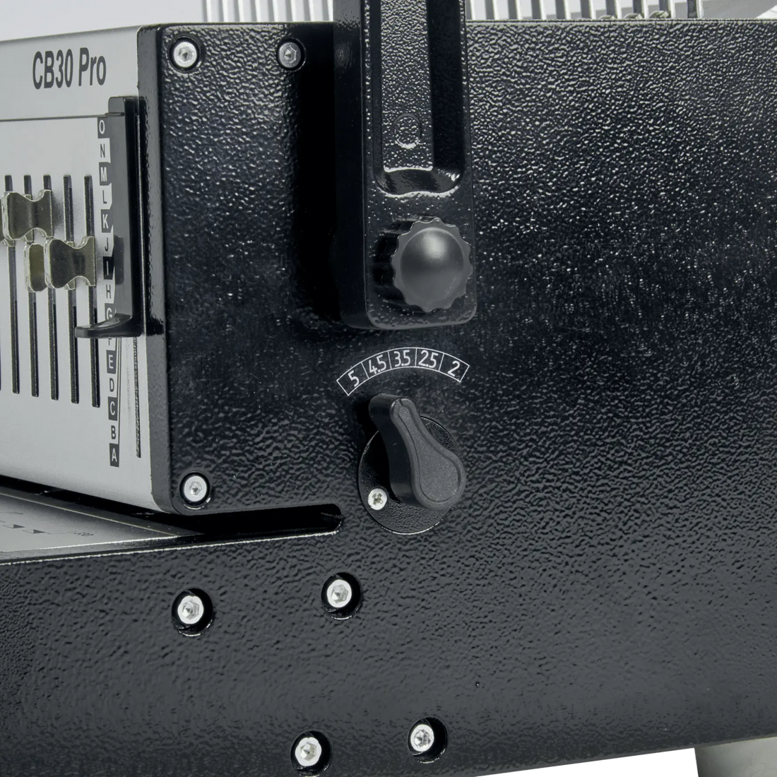 Bouton de réglage de la profondeur de marge, sur le flanc de la GBC CB30 Pro