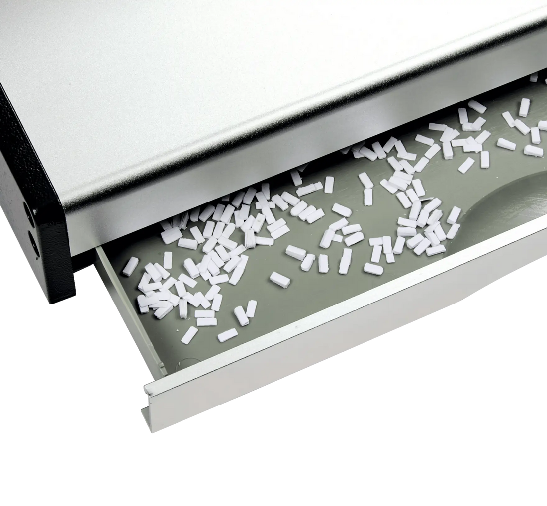 Tiroir à confettis ouvert de la perforelieuse GBC CB30E Pro