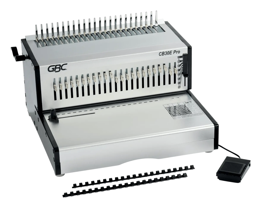Perforelieuse électrique GBC CB30E Pro avec sa pédale et deux peignes plastique CombBind