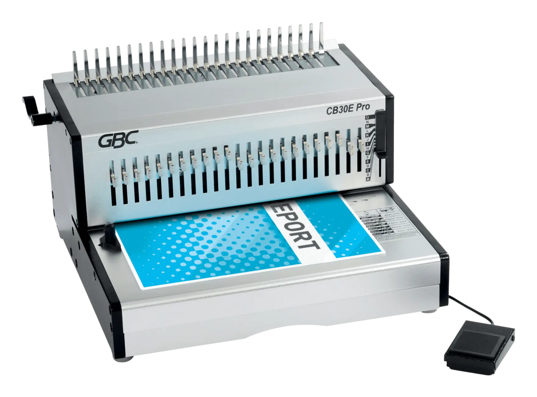 GBC CB30E Pro, document posé à plat devant la fente de perforation