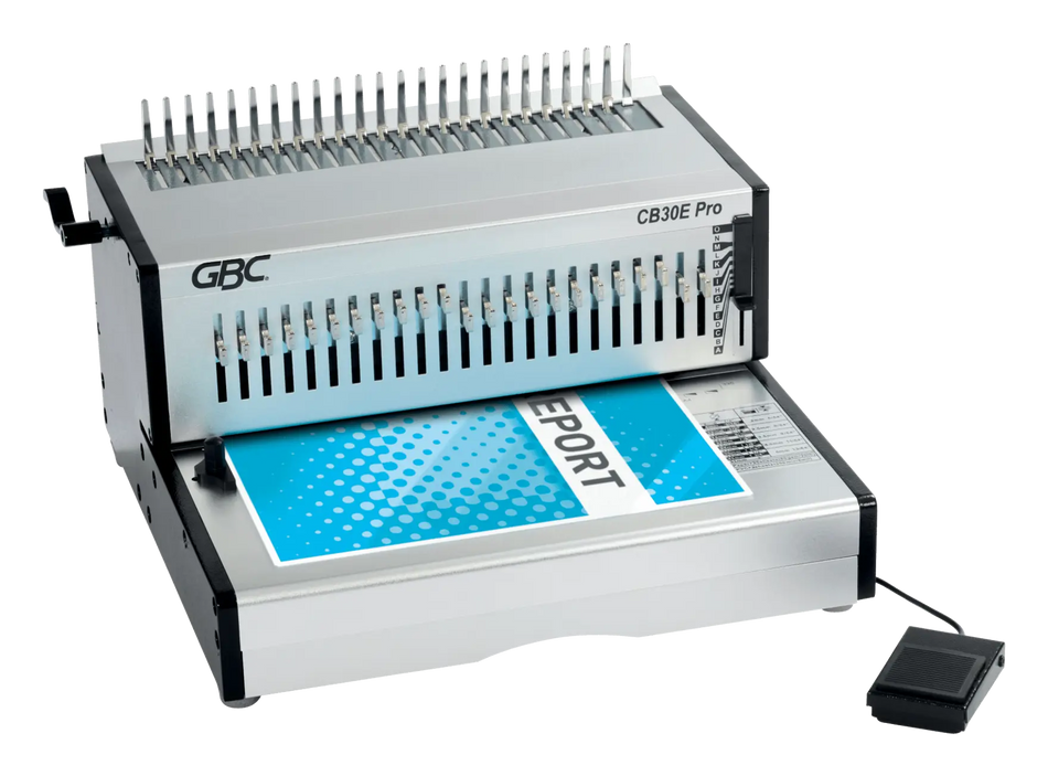 GBC CB30E Pro, document posé à plat devant la fente de perforation