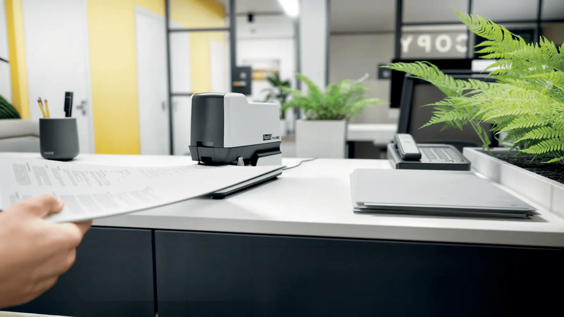 Agrafeuse Rapid Pro 90EC sur un bureau