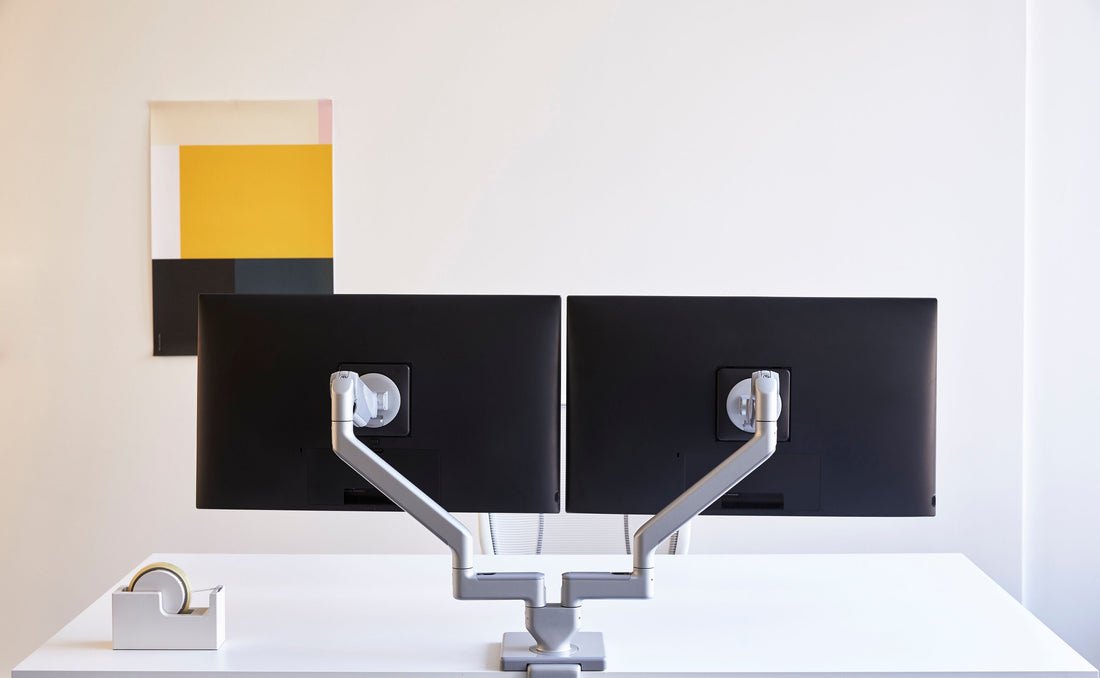 Deux écrans sur bras Humanscale M2 Pro, bureau blanc