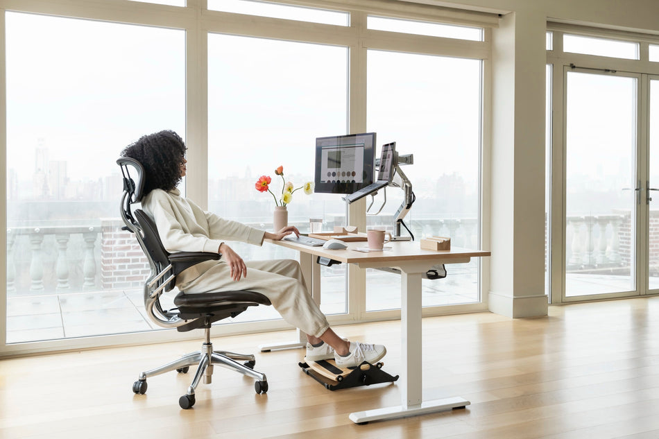 Bureau assis-debout électrique Humanscale eFloat Go 2.0 dans un bureau