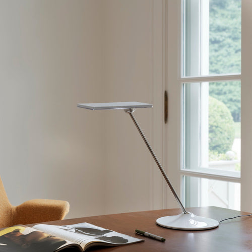 Lampe de bureau LED Humanscale Horizon 2.0 blanc arctique sur un bureau