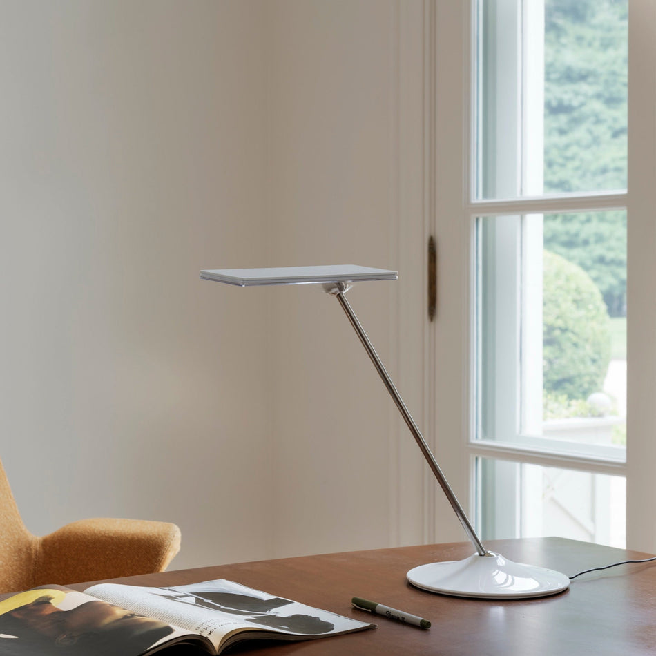 Lampe de bureau LED Humanscale Horizon 2.0 blanc arctique sur un bureau