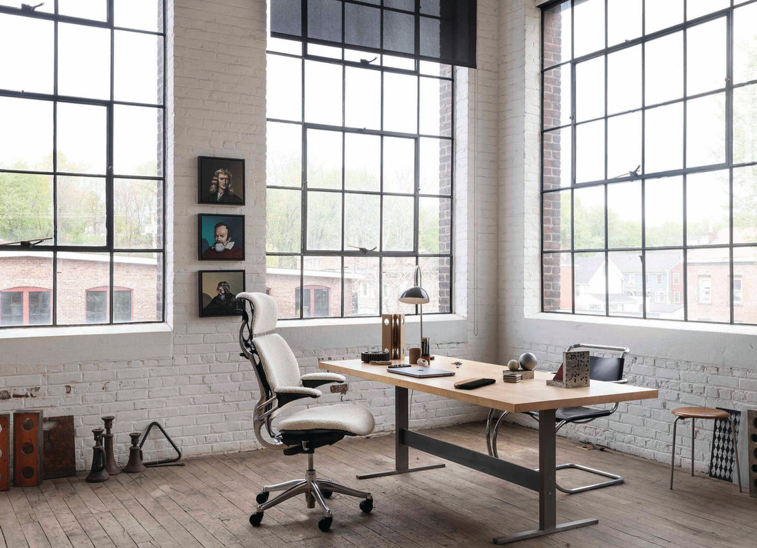 Siège Humanscale Freedom avec appui-tête dans un bureau