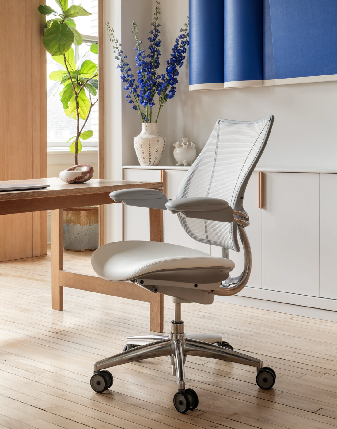 Siège de bureau Humanscale Liberty, résille blanche et aluminium poli