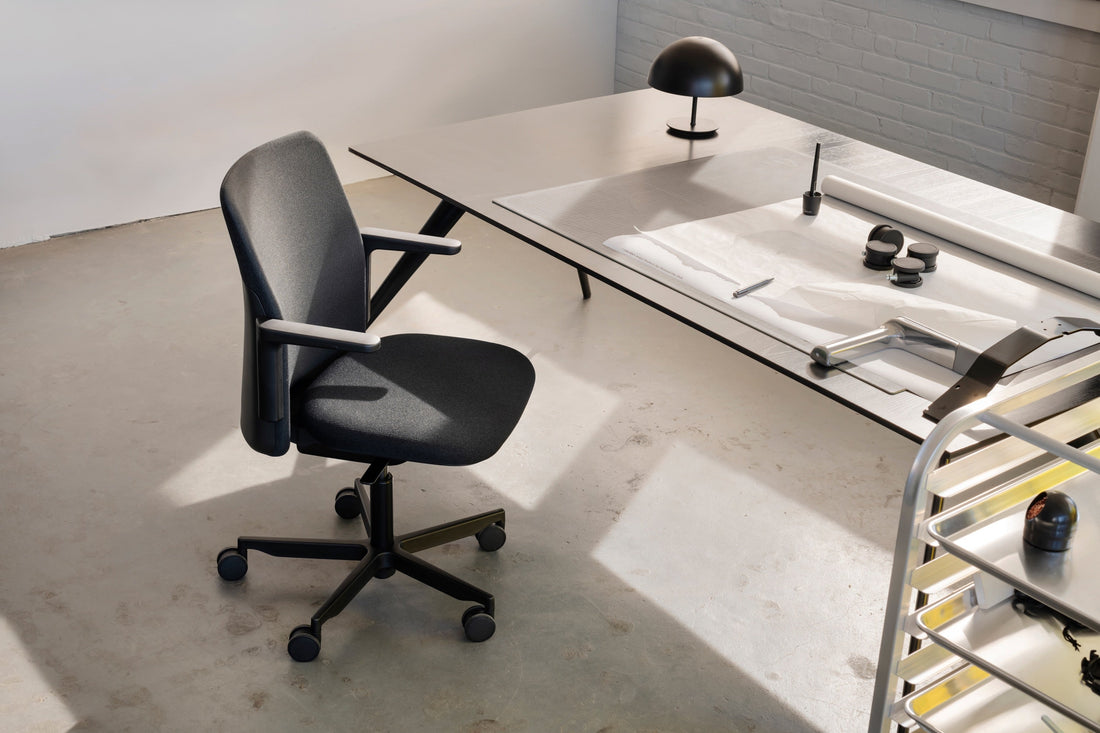 Siège de bureau Humanscale Path noir à un poste de travail