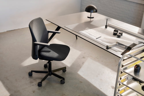 Siège de bureau Humanscale Path noir à un poste de travail