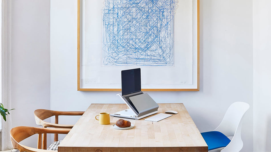 Support d'ordinateur portable Humanscale L6 sur une table, avec clavier séparé