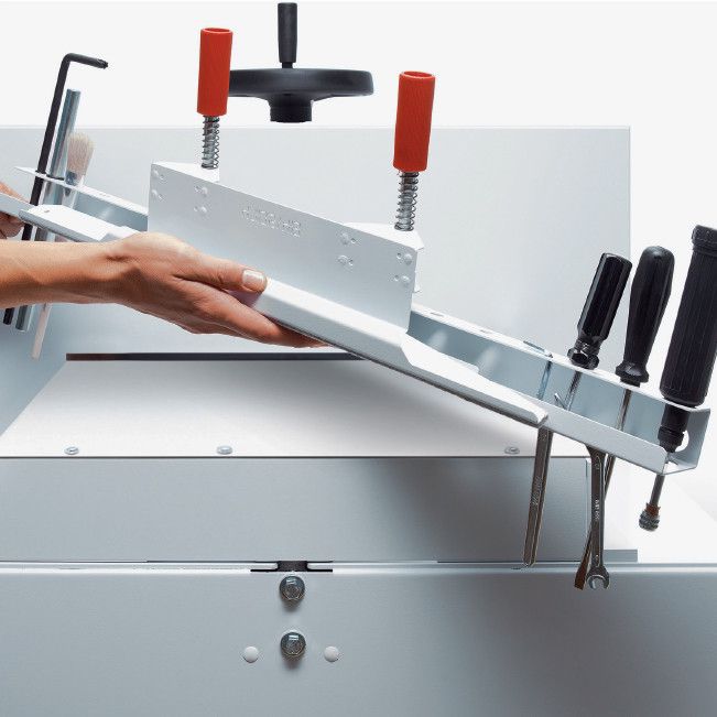 Changement de lame d’un massicot IDEAL 4815 avec le support de lame et l’outillage fourni