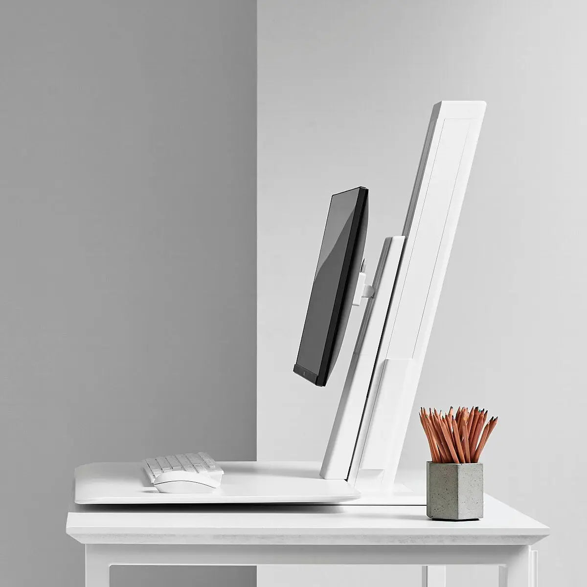 QuickStand Eco de Humanscale - Transformez Votre Espace avec le Support de Bureau Réglable et Portable Humanscale - Arboreal