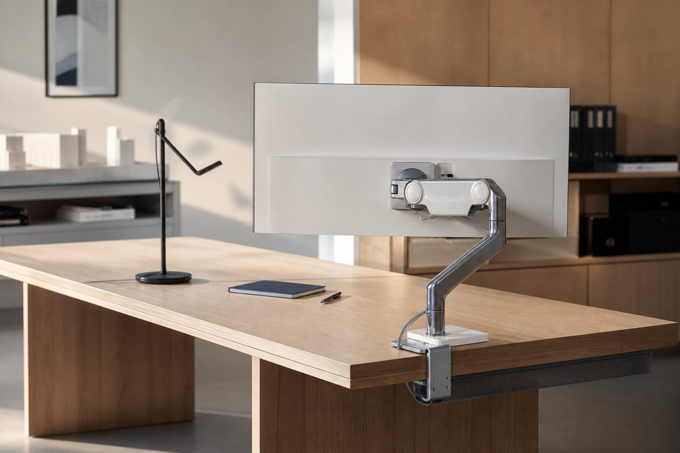 Illustration : bras support écran Humanscale sur un poste de travail en bois clair — mobilier ergonomique Arboréal France