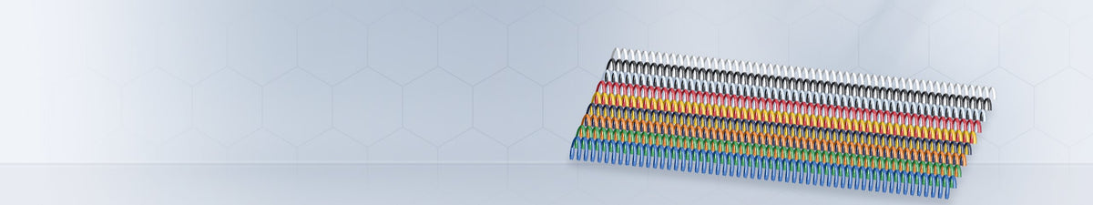 Spirales de reliure plastique de couleurs, posées en rangées
