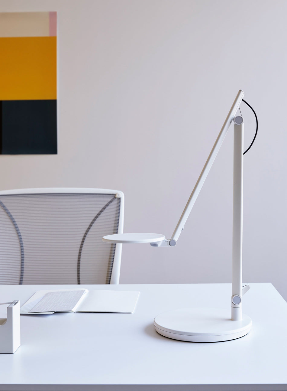 Lampe de bureau LED Humanscale Nova blanc arctique, vue de profil