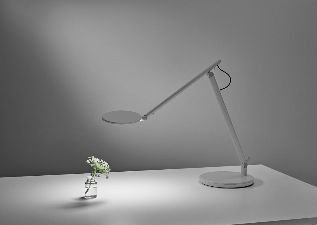 Lampe de bureau LED Humanscale Nova, photo studio