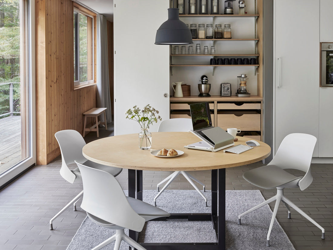 Rehausseur d'ordinateur portable Humanscale L6 sur une table de réunion