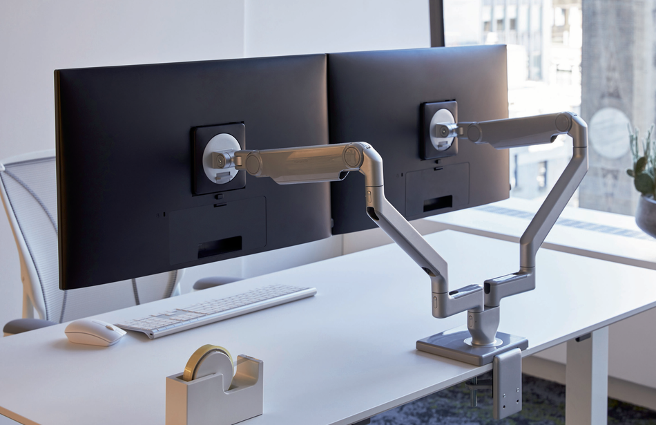 Bras support écran Humanscale M2 Pro double portant deux écrans sur un bureau blanc