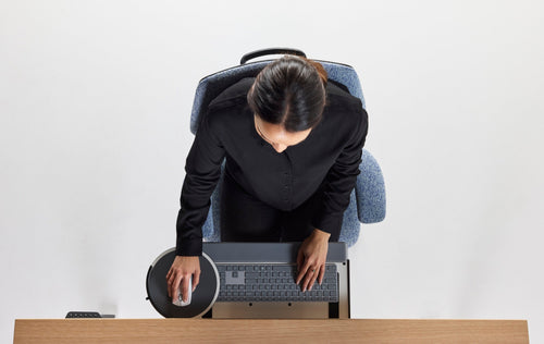 Support de clavier ergonomique Humanscale sous un bureau, vue de dessus