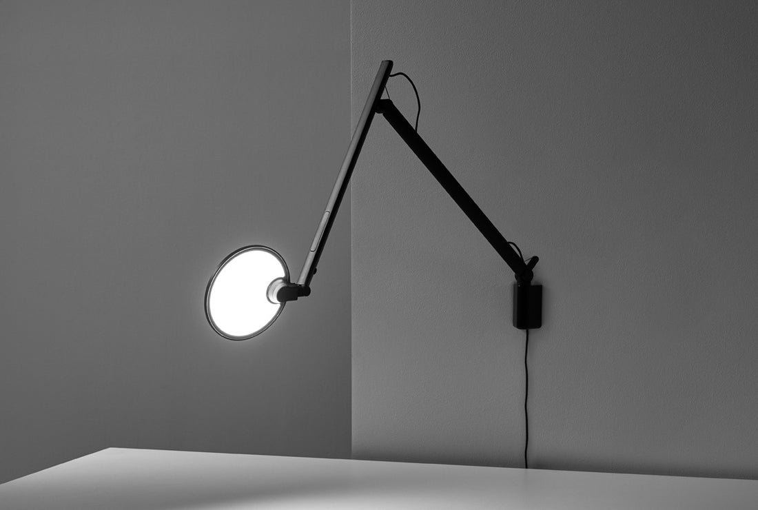 Fixations de la lampe Humanscale Nova : socle, pince et base à charge sans fil