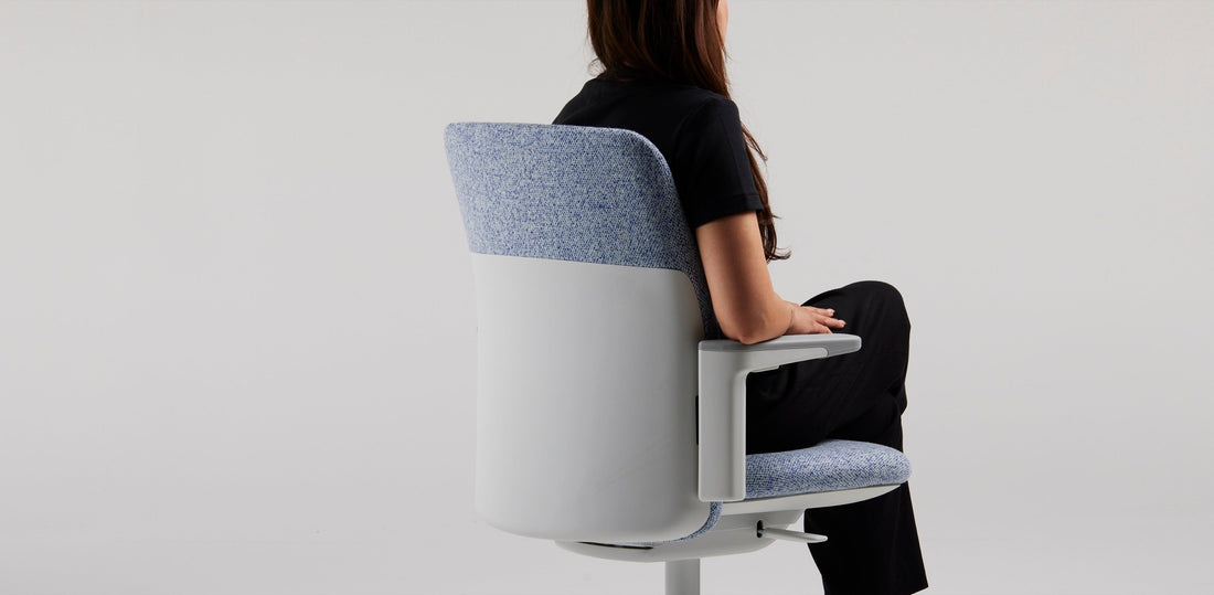 Dos du siège Humanscale Path en tricot bleu