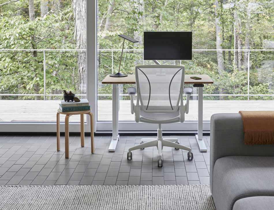 Bureau Humanscale eFloat Go 2.0 en télétravail, avec un siège Humanscale World