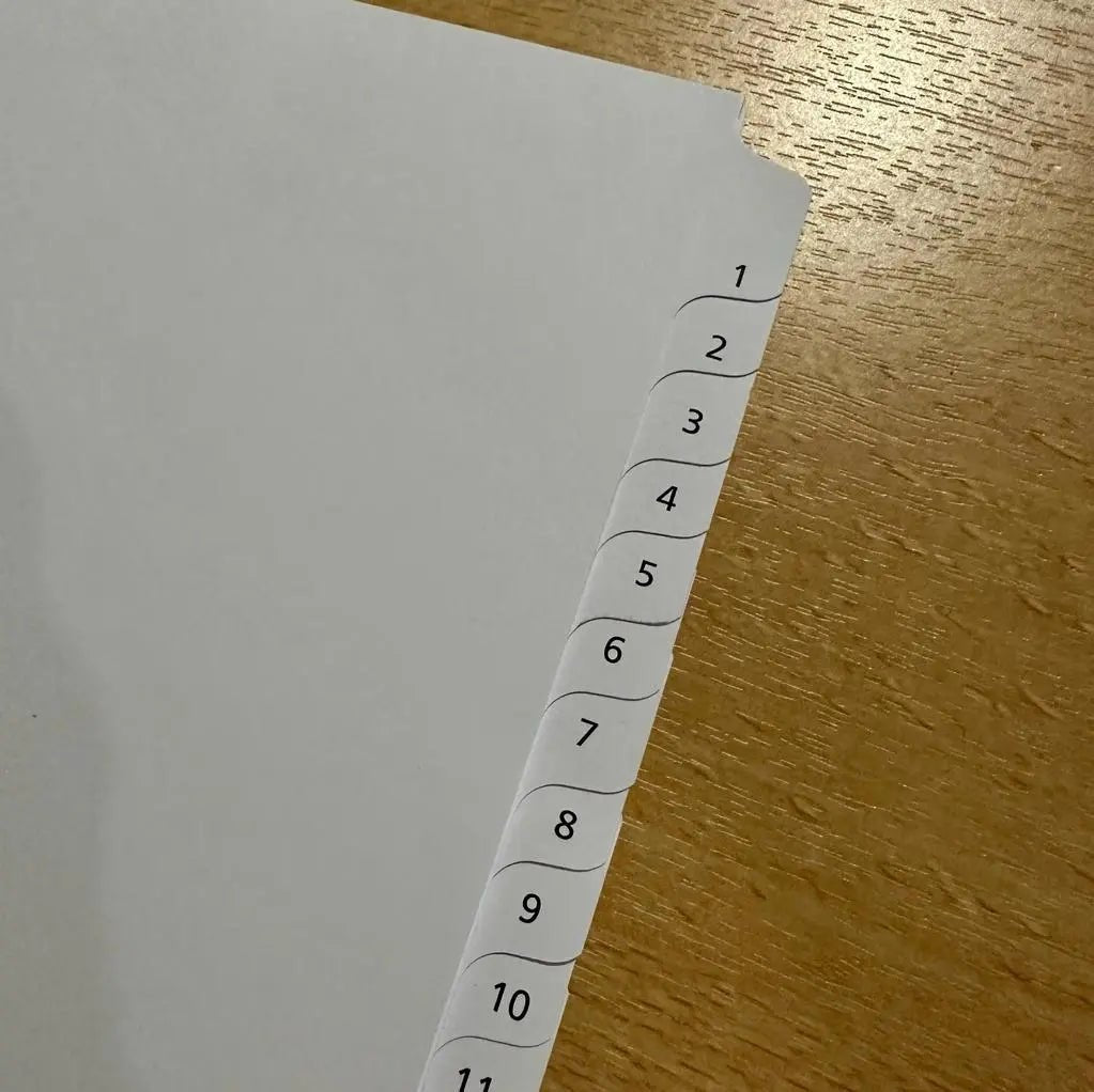 Jeu d’intercalaires numérotés vu de dessus, touches imprimées