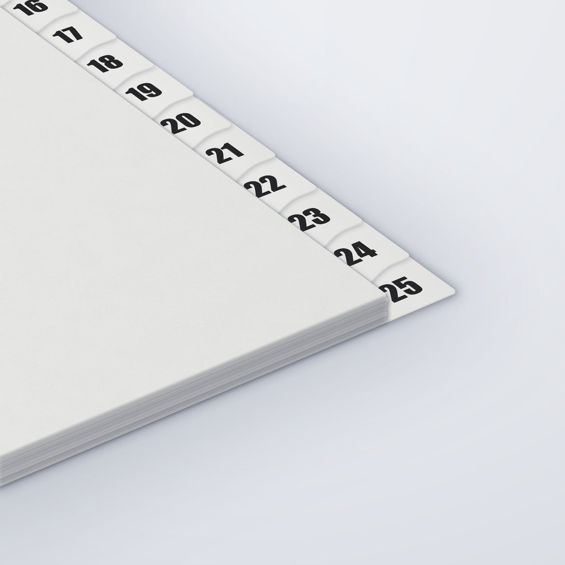 Gros plan sur l’épaisseur d’un jeu numéroté et ses touches 16 à 25