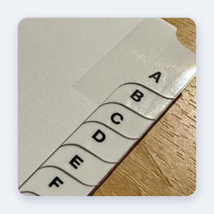 Jeu d’intercalaires alphabétiques A à Z, format A4, touches plastifiées en escalier, vue de trois quarts
