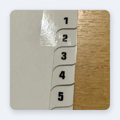 Jeu d’intercalaires numérotés 1 à 25, format A4, touches plastifiées en escalier, vue de trois quarts