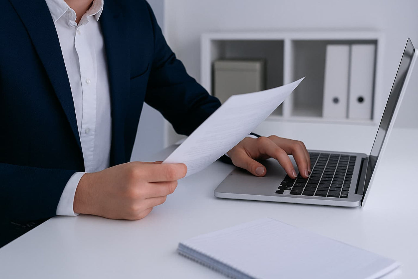 Préparation d’un devis client sur ordinateur portable, en environnement professionnel – Arboreal France